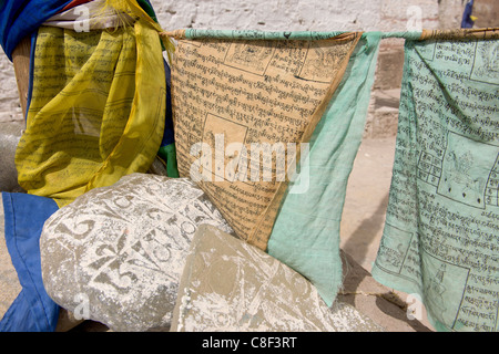 Bandiere di preghiera e intagliati in preghiera tibetano pietre, Basgo Gompa, Basgo, (Ladakh) Jammu e Kashmir India Foto Stock