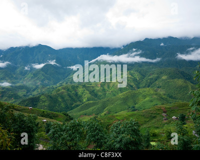 Vista di Sapa Valey Nortnern in Vietnam con le nuvole tra le cime delle colline. Foto Stock