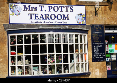 La sala da tè della sig.ra T Potts a Moreton-in-Marsh, con una selezione di teiere diverse in mostra nella finestra del Cotswolds, Gloucestershire, Regno Unito, a luglio Foto Stock