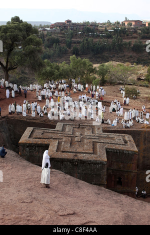 Pellegrini, Bieta Ghiorghis (St. George's House) Chiesa, Lalibela Domenica, Sito Patrimonio Mondiale dell'UNESCO, Lalibela, Wollo, Etiopia Foto Stock