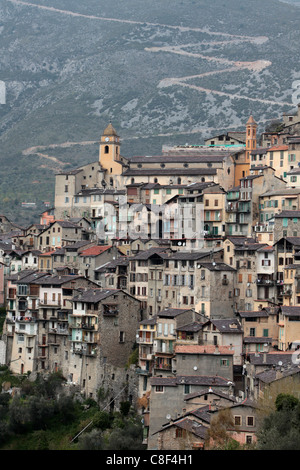Vista del villaggio di Saorge in la Roya valley, Alpes Maritimes, Provenza, Francia Foto Stock