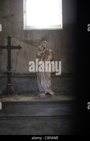 Statuina della Madonna e il bambino Gesù bambino con ragnatele, all'interno di una cripta cimitero Pere Lachaise Parigi Francia Foto Stock