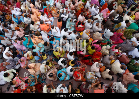 Folla in attesa per la cerimonia aarti su Har-ki-Pauri ghat in Haridwar, Uttarakhand, India Foto Stock