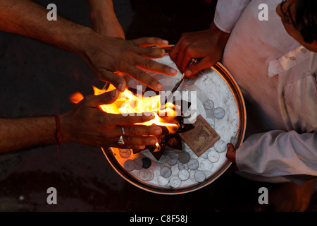 Sacerdote e devoto di eseguire aarti, Haridwar,Uttarakhand, India Foto Stock