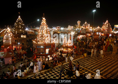 Har-ki-Pauri illuminata di notte durante il Kumbh Mela, Haridwar, Uttarakhand, India Foto Stock