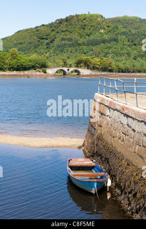 Guardando sul Loch Fyne da Inveraray harbour alla Aray ponte alla foce del fiume Aray, Argyll & Bute, Scozia Foto Stock