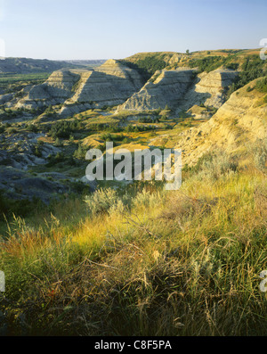 AA02182-04...Dakota del Nord - argilla nastrati buttes vicino lanca si affacciano nel Parco nazionale Theodore Roosevelt. Foto Stock