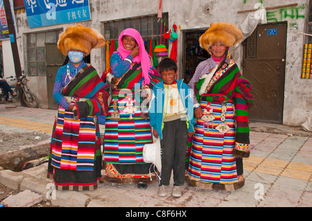 Tradizionalmente Vestiti donna e bambino in un mercato di Tsochen, Tibet occidentale, Cina Foto Stock