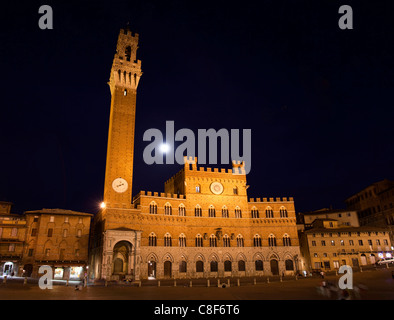 Il Palazzo Pubblico con la Torre del Mangia salga nel cielo notturno. Siena. Toscana, Italia. Foto Stock