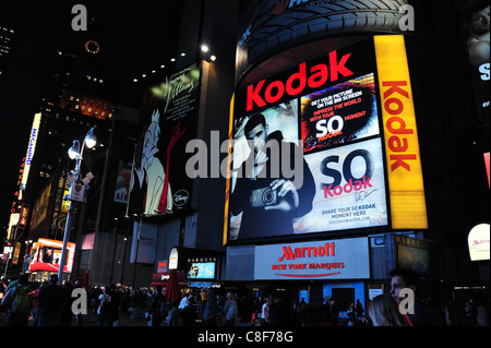 Nero Sky Night Shot folla di persone a piedi sotto il neon cartelloni Kodak Disney, Marriott Hotel, Broadway e Times Square, New York Foto Stock