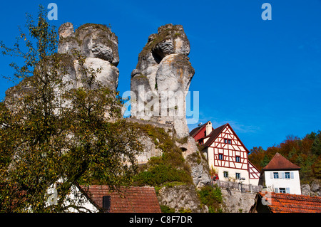 Case con travi di legno e le rocce enormi in Tuchersfeld, un villaggio nella regione della Svizzera Francone, Baviera, Germania Foto Stock