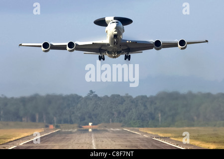 Un Francese E-3F Airborne Warning e sistema di controllo aereo decolla da Avord, Francia, Foto Stock