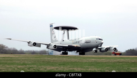 Un'E-3 Sentry airborne warning e sistema di controllo aereo, noto come AWACS, atterra a Tinker Air Force Base, Okla. Foto Stock