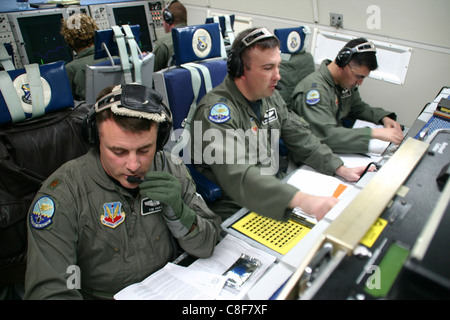 Lavoro presso le loro stazioni a bordo di un'E-3 Sentry Airborne Warning e sistema di controllo aereo durante una recente missione. Foto Stock