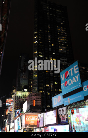 Night Shot, verso nord in direzione di luci elettriche Bertel Swann Building, pubblicità neon cartelloni, 7th Avenue, Times Square, New York Foto Stock