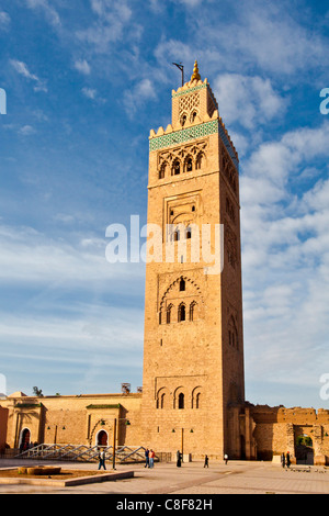 Il Marocco, Africa Settentrionale, Africa Marrakech Koutoubia, la Moschea Koutoubia, tower, rook, bandiere, rosso Foto Stock