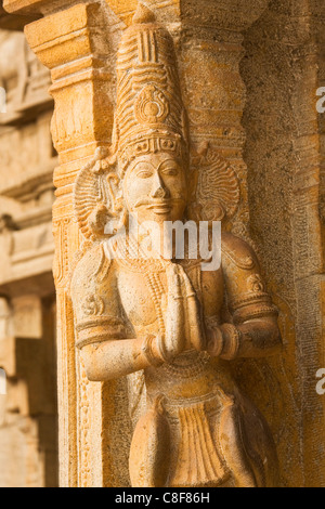 Una scultura indù dà il Namaste Benvenuti presso il Tempio Brihadeeswarar (grande tempio) in Thanjavur (Tanjore, Tamil Nadu, India Foto Stock