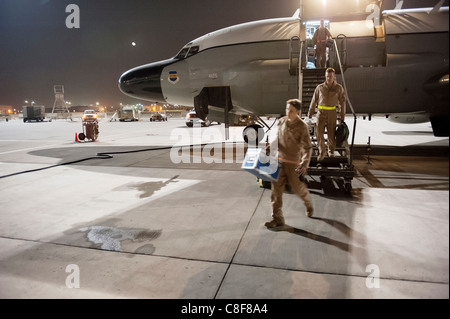 Il suo equipaggio dal 763rd Expeditionary squadrone di ricognizione per uscire da una RC-135V/W giunto a rivetto Foto Stock