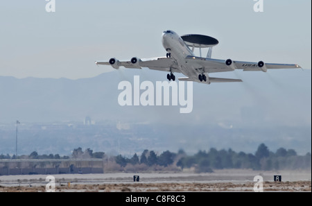 Un'E-3 Sentry distribuito da 552nd Controllo aria ala, Tinker Air Force Base, Okla., decolla Foto Stock