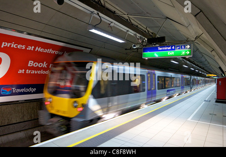 Treno Heathrow Express che arriva al terminale 4, l'aeroporto di Heathrow di Londra, Inghilterra, Regno Unito Foto Stock