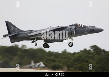 Un AV-8B Harrier da Marino squadrone di attacco 542 conduce la formazione sortite fuori di Marine ausiliario di campo di atterraggio boga Foto Stock