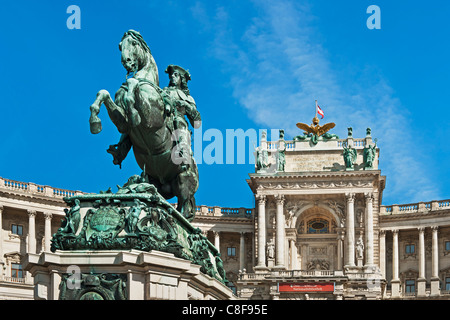 Palazzo di Hofburg, di fronte al nuovo castello è la statua equestre del principe Eugenio di Savoia, Vienna, Austria, Europa Foto Stock