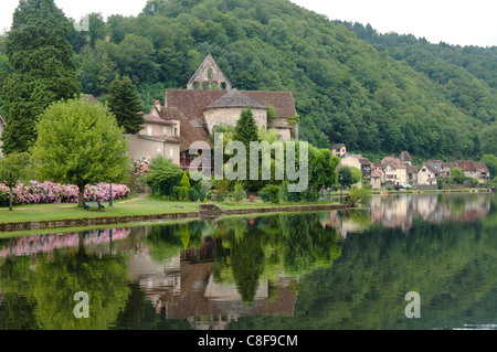 Il villaggio di Beaulieu-sur-Dordogne, Dordgone, Francia Foto Stock