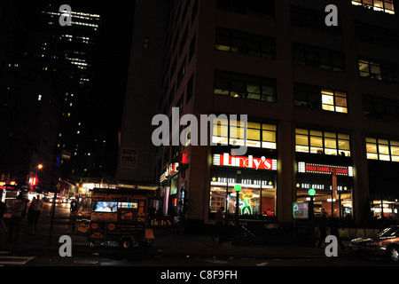 Di notte il neon street vista d'angolo snack in stallo, Lindy's Deli restaurant, persone attraversando Road, West 53rd Street 7th Avenue, New York Foto Stock