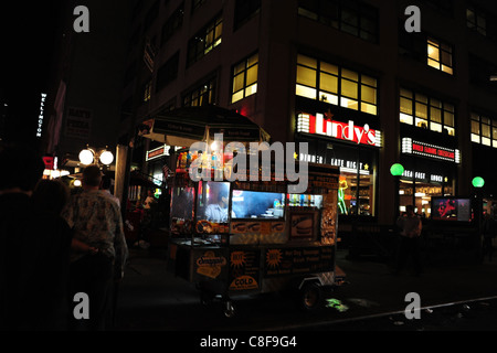 Visione notturna snack in stallo la cottura di fast food e neon rosso Lindy's Deli restaurant, angolo West 53rd Street 7th Avenue, New York Foto Stock