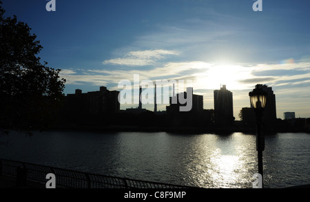 Blue sky alba sul grattacielo sagome Roosevelt Island, a ovest del canale del fiume est, nord il Queensboro Bridge, New York Foto Stock