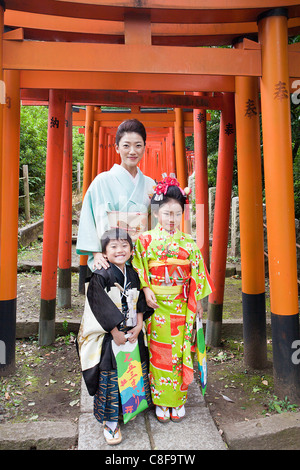 Tokyo, city, Giappone, Novembers, Asia, Sichi Go San, festival, bambini, kimono, Famiglia, Madre, Santuario, Tori, arcate, ritratto, Foto Stock