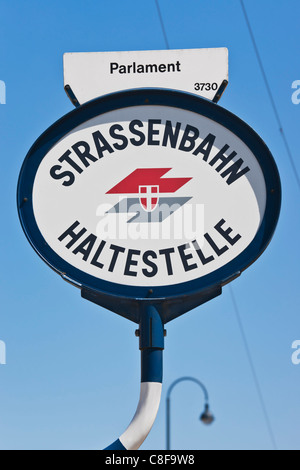 La fermata del tram nei pressi del Palazzo del Parlamento sulla Ringstrasse di Vienna, Austria, Europa Foto Stock