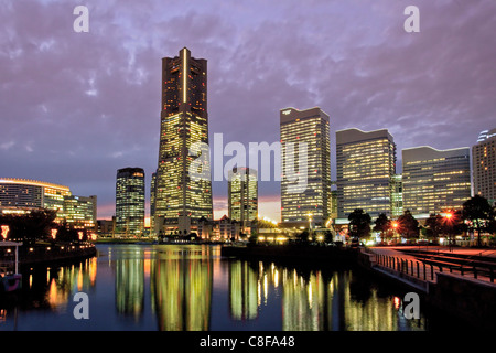 Giappone, Asia, Yokohama, città, Skyline, i blocchi di appartamenti, edifici ad alta, crepuscolo, crepuscolo, sera, luci, illuminazione, Foto Stock