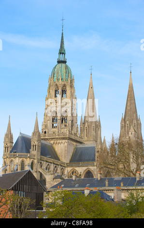 Esterno della cattedrale di Notre Dame, risalente al XII secolo, Bayeux, Calvados, Normandia, Francia Foto Stock