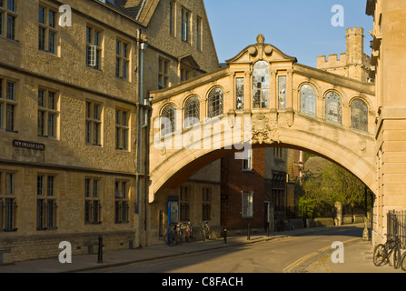 Il Ponte dei Sospiri archway il collegamento tra due edifici di Hertford College, New College Lane, Oxford, Oxfordshire, England, Regno Unito Foto Stock