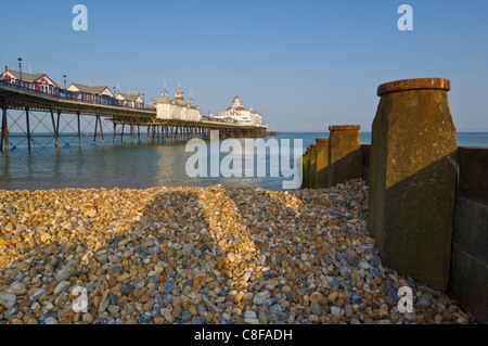 Eastbourne Pier, Spiaggia e pennelli, Eastbourne, East Sussex, England, Regno Unito Foto Stock