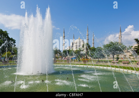 La Moschea Blu (Sultan Ahmet Camii) con cupole e minareti, fontane e giardini in primo piano, Sultanahmet, Istanbul, Turchia Foto Stock