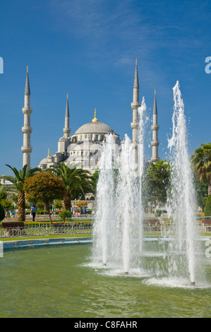 La Moschea Blu (Sultan Ahmet Camii) con cupole e minareti, fontane e giardini in primo piano, Sultanahmet, Istanbul, Turchia Foto Stock