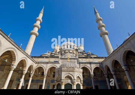 Vista interna del cortile e le abluzioni fontana della Yeni Cami (Nuova Moschea, Eminonu, Istanbul, Turchia Foto Stock