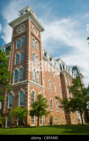 La torre sud della vecchia sulla principale della University of Arkansas campus in Fayetteville, Arkansas. Foto Stock