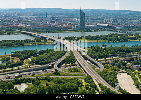 Vista dalla Torre del Danubio al Ponte Brigittenauer. Sulla sponda del Danubio è la torre del millennio. Vienna, Austria, Europa Foto Stock