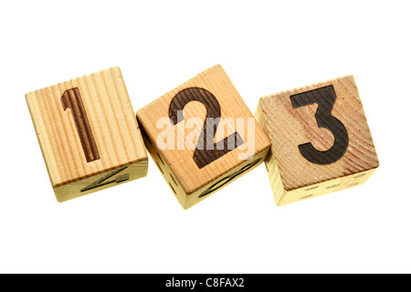 Blocchi di legno con le cifre 123 isolate su uno sfondo bianco Foto Stock