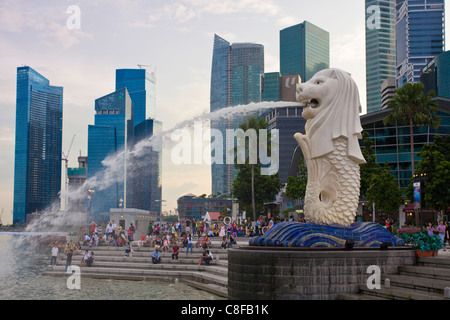 Singapore, Asia, Merlion, acqua vomito, sputare, lion, mermaid, condomini, edifici ad alta, Skyline, Downtown, pass Foto Stock