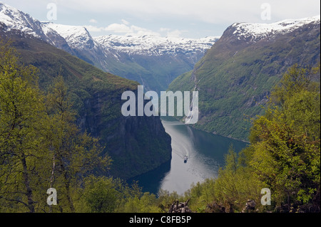 Turista nave da crociera sul Fiordo di Geiranger, Sito Patrimonio Mondiale dell'UNESCO, Fiordi Occidentali, Norvegia e Scandinavia Foto Stock