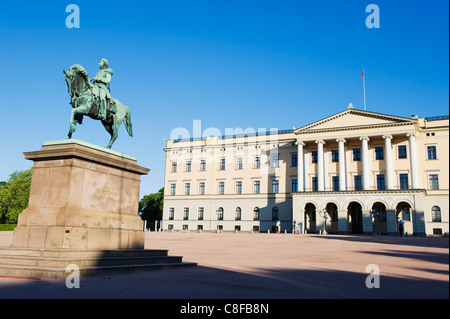 Statua equestre del re Karl Johan, Det Kongelige Slott (Palazzo Reale, Oslo, Norvegia, Scandinavia Foto Stock