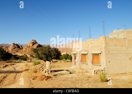 Edificio incompiuto a Aguerd Oudad vicino a Tafraoute, Souss-Massa-Draa regione, Marocco Foto Stock