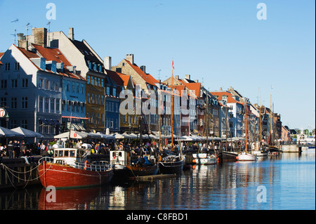 Barche nel porto di Nyhavn, Copenhagen, Danimarca e Scandinavia Foto Stock