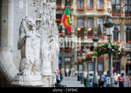 Statua di Lion su Hotel de Ville (municipio) nella Grand Place, Sito Patrimonio Mondiale dell'UNESCO, Bruxelles, Belgio Foto Stock