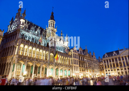 Hotel de Ville (municipio) nella Grand Place illuminata di notte, Sito Patrimonio Mondiale dell'UNESCO, Bruxelles, Belgio Foto Stock