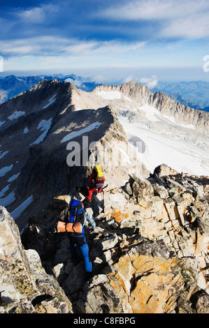 Gli alpinisti sulla cima del Pico de aneto, a 3404m e la vetta più alta dei Pirenei, Spagna Foto Stock